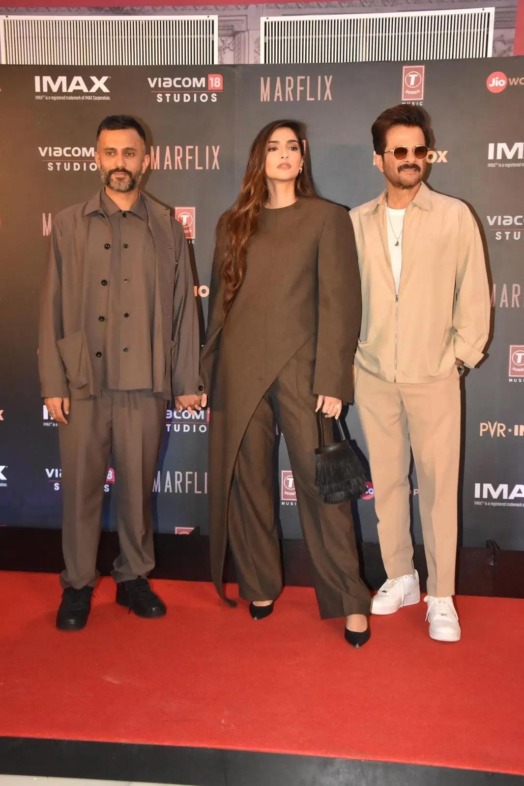अनिल कपूर की बेटी सोनम अपने पति आनंद आहूजा के साथ फिल्म के प्रीमियर में स्पॉट हुई.