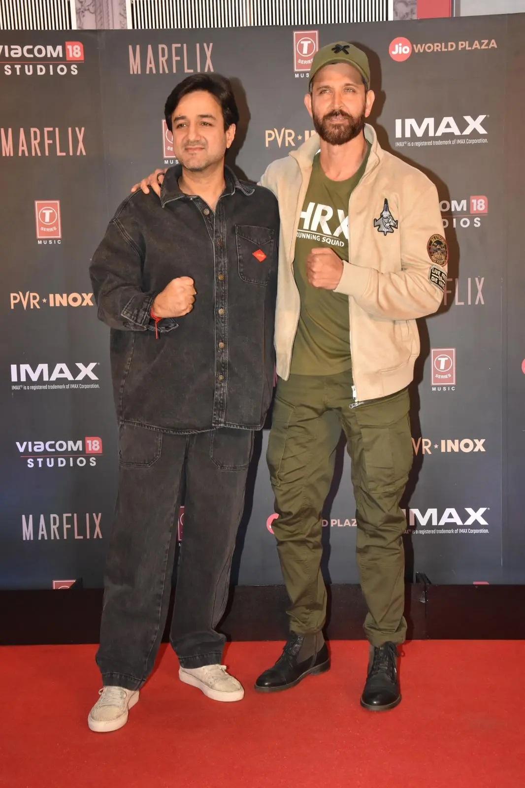 फिल्म के प्रीमियर पर ऋतिक रोशन `फाइटर` के निर्देशक सिद्धार्थ आनंद के साथ नजर आए. 