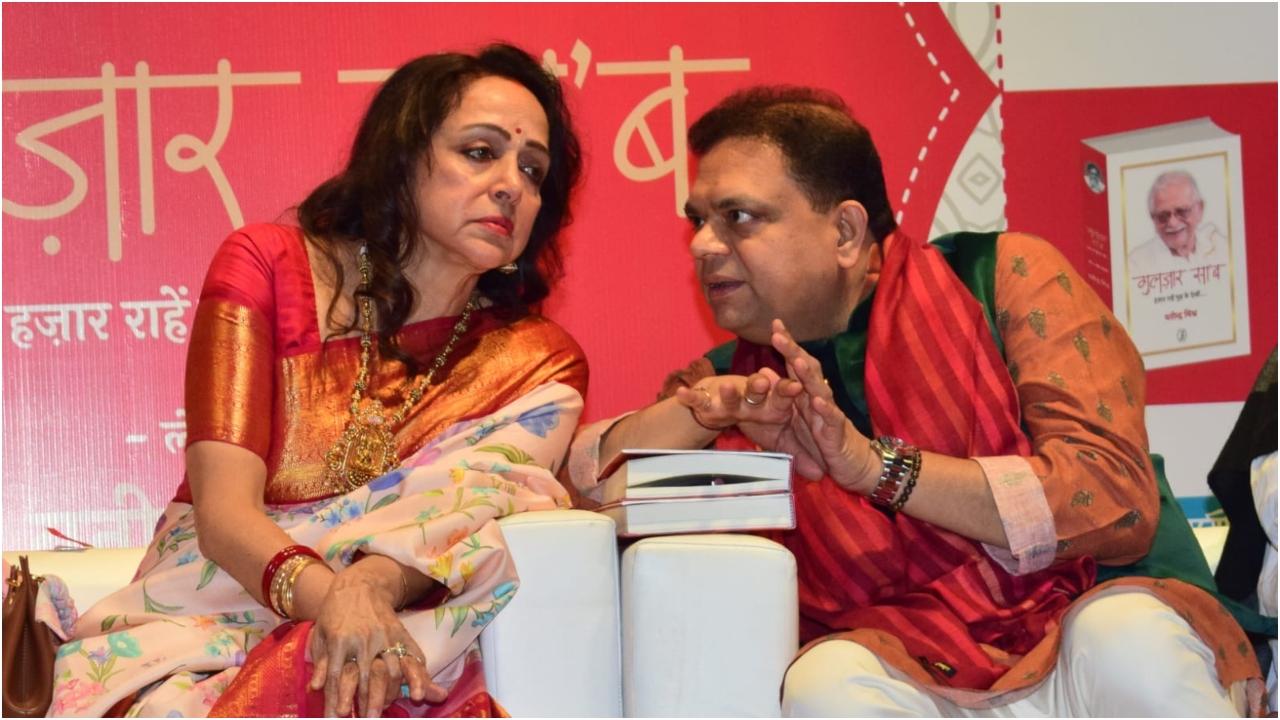हेमा मालिनी ने बताया कि सेट पर गुलज़ार उनकी किस बात को नापसंद करते थे. एक्ट्रेस ने बताया जब वो डांस करतीं थीं तो उनकी आंखें ऊपर चढ़ जाती थी, लेकिन गुलजार को ये पसंद नहीं आता था तो वो हेमा मालिनी को कई टेक लेने के लिए बोलते थे