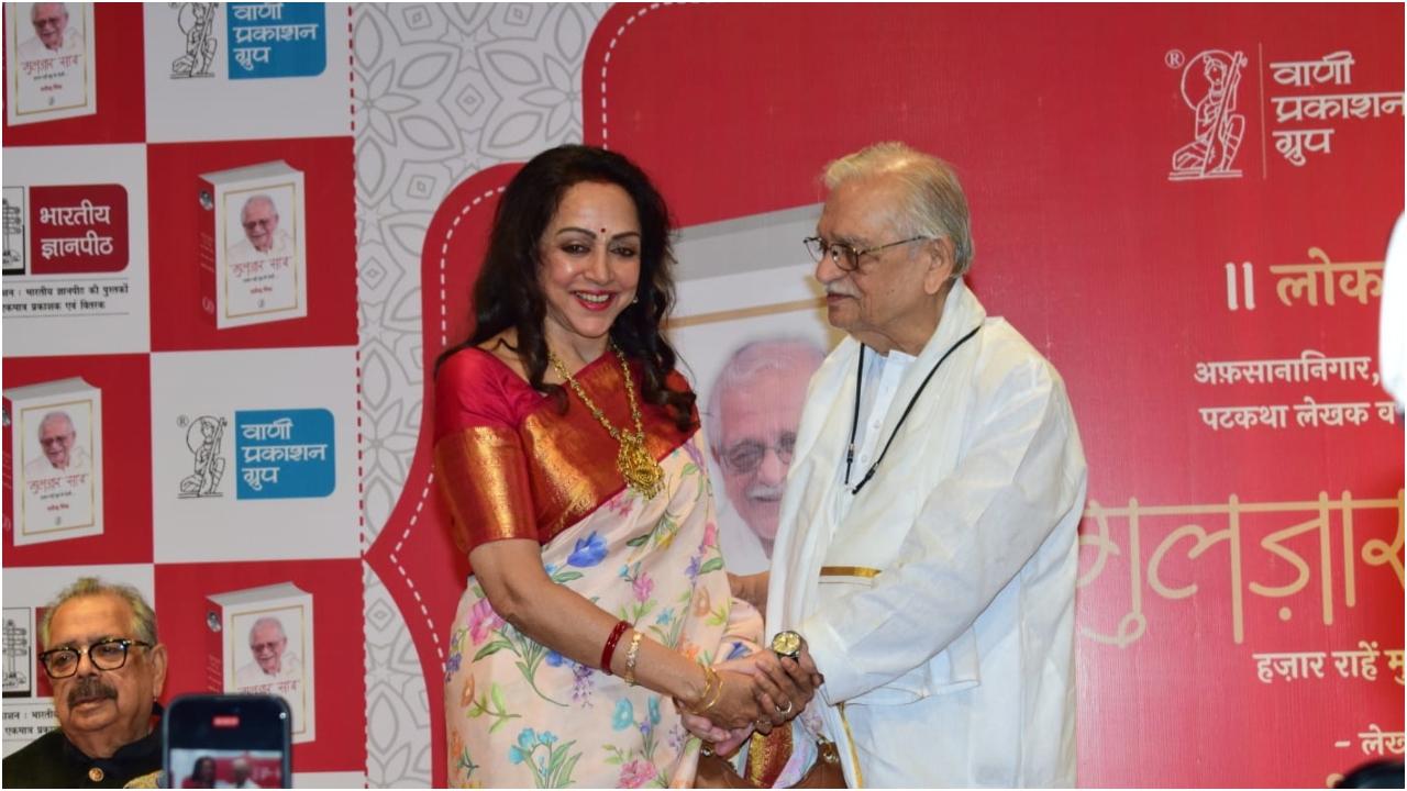 मुम्बई की एक शाम गुलज़ार हुई जहां गुलज़ार साहब के जीवनी पर लिखी किताब गुलजार साब- हज़ार राहें मुड़ के देखी का विमोचन हुआ और इस शाम को अपनी खूबसूरती से बागबान किया ड्रीम गर्ल हेमा मालिनी ने जो इस मौके पर मुख्य अतिथि के तौर पर आई. गुलज़ार साहब की चार फिल्मों में नायिका के तौर पर हेमा जी ने अपनी गहरी छाप छोड़ चुकी हैं. 
