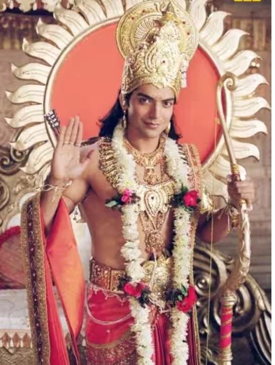 `रामायण` टीवी शो में भगवान राम का किरदार निभाने के बाद अभिनेता गुरमीत चौधरी अचानक चर्चा में आ गए थे. उनके निभाए किरदार को दर्शकों ने बहुत पसंद किया था. 