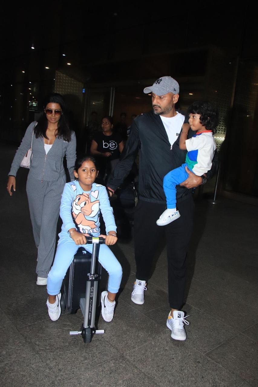 क्रिकेटर हरभजन सिंह की पत्नी और एक्ट्रेस गीता बसरा (Geeta Basra) मुंबई एयरपोर्ट पर बेहद खास अंदाज में दिखाई दिए. 