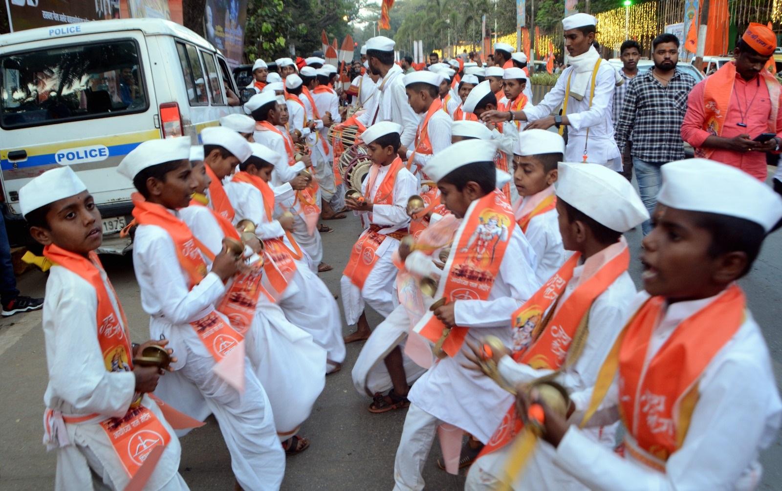 इस रैली के दौरान ग्रुप में कई लोग पारंपरिक परिधानों में दिखे.