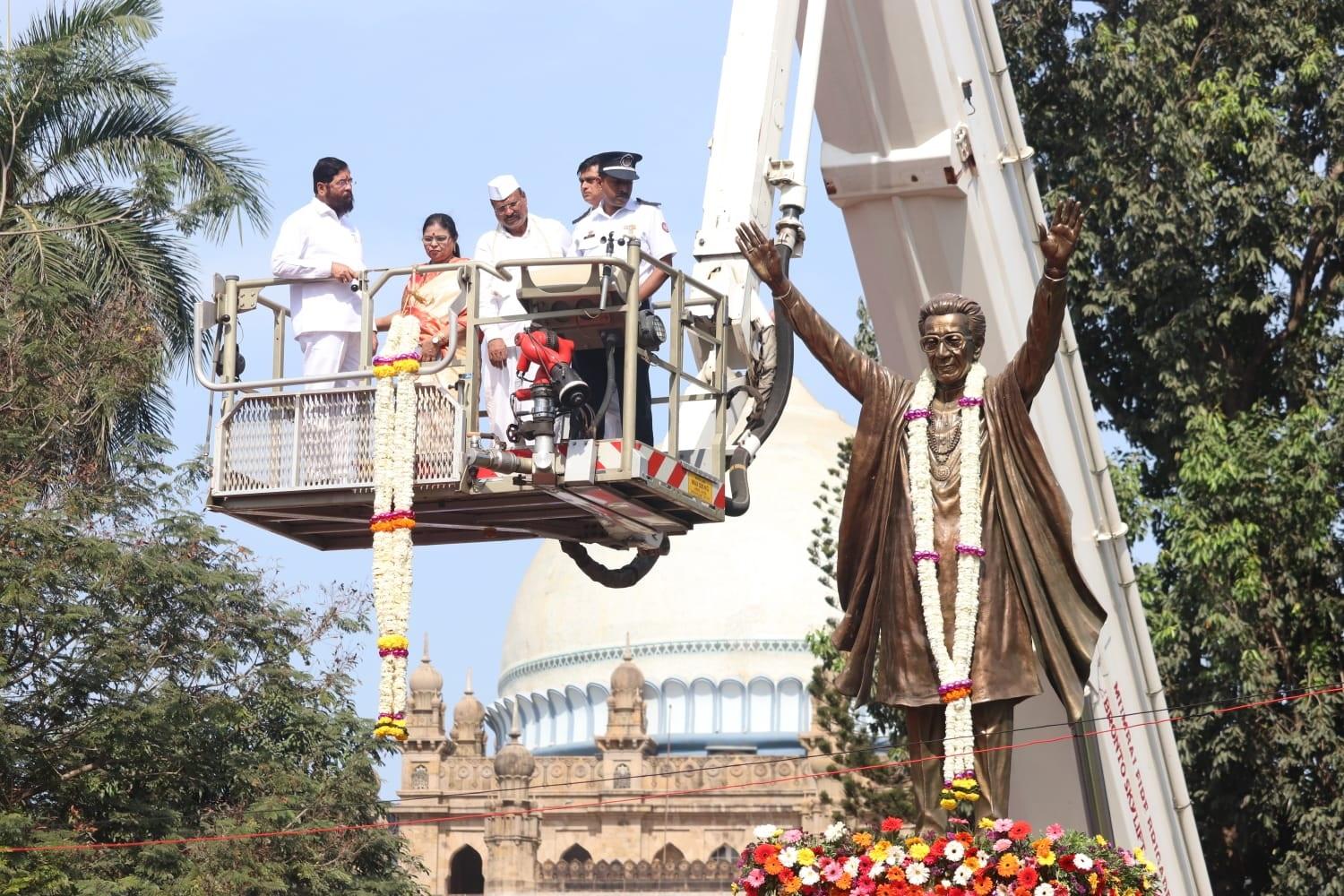23 जनवरी को सुबह बालसाहेब ठाकरे को महाराष्ट्र के मुख्यमंत्री पुष्पांजलि देने पहुंचे. (फोटो/अनुराग अहीरे)