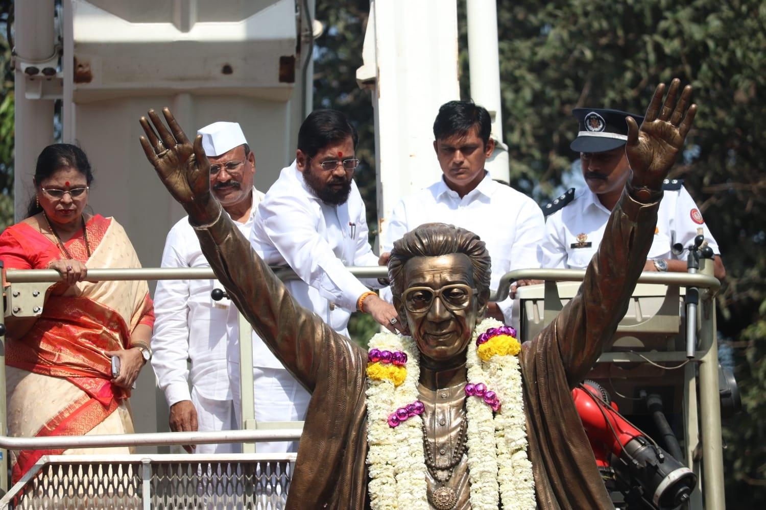 रीगल सिनेमा के सामने उनकी प्रतिमा पर श्रद्धांजलि अर्पित की. (फोटो/अनुराग अहीरे)