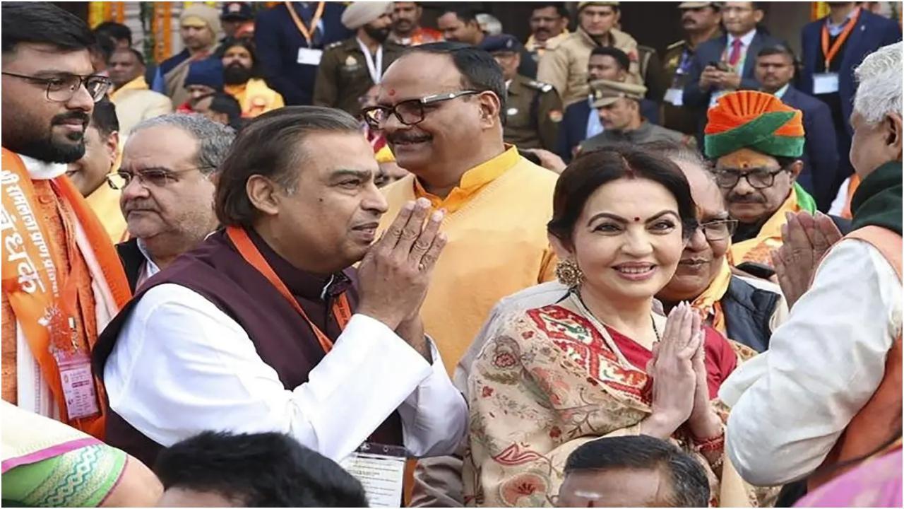 सोमवार, 22 जनवरी, 2024 को अयोध्या में राम मंदिर प्रतिष्ठा समारोह में रिलायंस इंडस्ट्रीज के चेयरपर्सन मुकेश अंबानी और रिलायंस फाउंडेशन की संस्थापक और चेयरपर्सन नीता अंबानी. पीटीआई फोटो