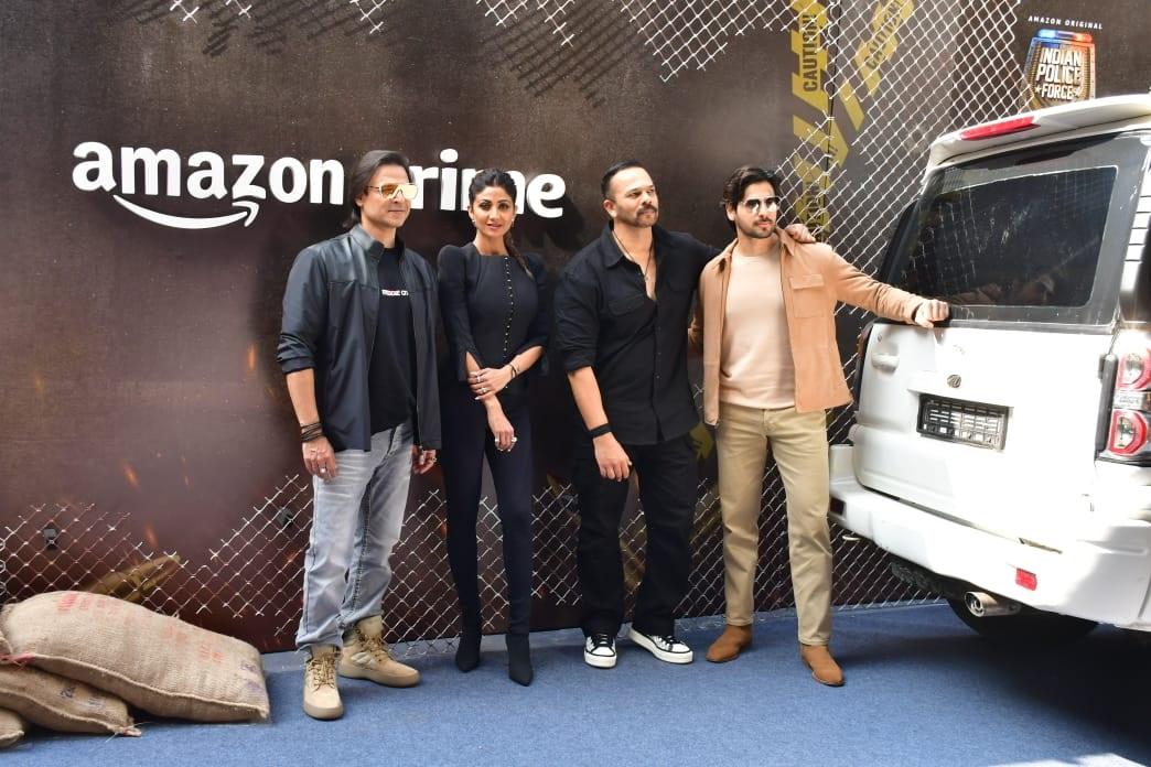 फिल्म रिलीज से पहले रोहित शेट्टी ‘इंडियन पुलिस फोर्स’ के सभी कलाकारों के साथ मिलकर फिल्म का प्रमोशन करते दिखाई दिए. 