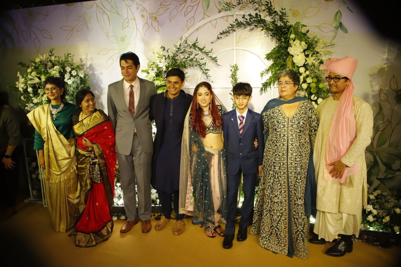 रजिस्टर्ड मैरिज‌ के बाद इरा की मां रीना दत्ता और सौतेली मां किरण राव भी नजर आई.  