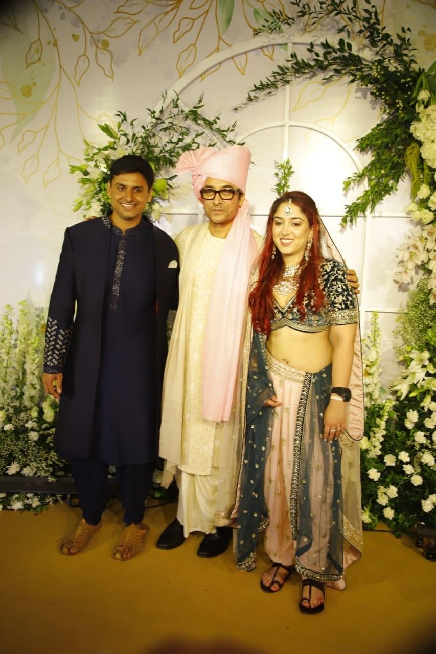 आमिर खान ने अपनी बेटी इरा और जमाई नूपुर शिखरे के साथ पोज देते हुए कई तस्वीरें खिंचवाई.  