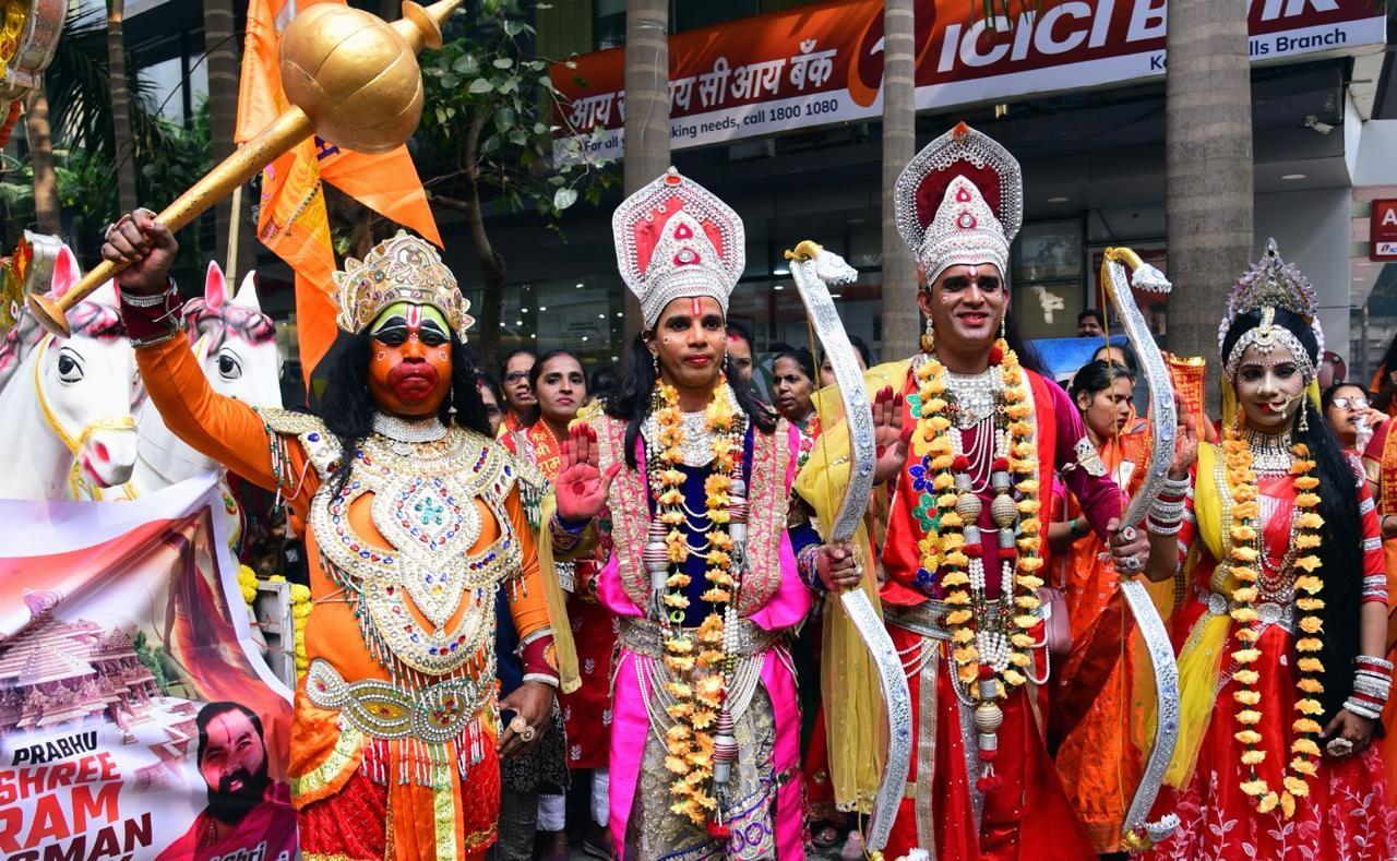 रैली में प्रभु श्री राम, सीता मां, लक्ष्मण और हनुमान का गेटअप में भी कुछ लोग दिखाई दिए. 