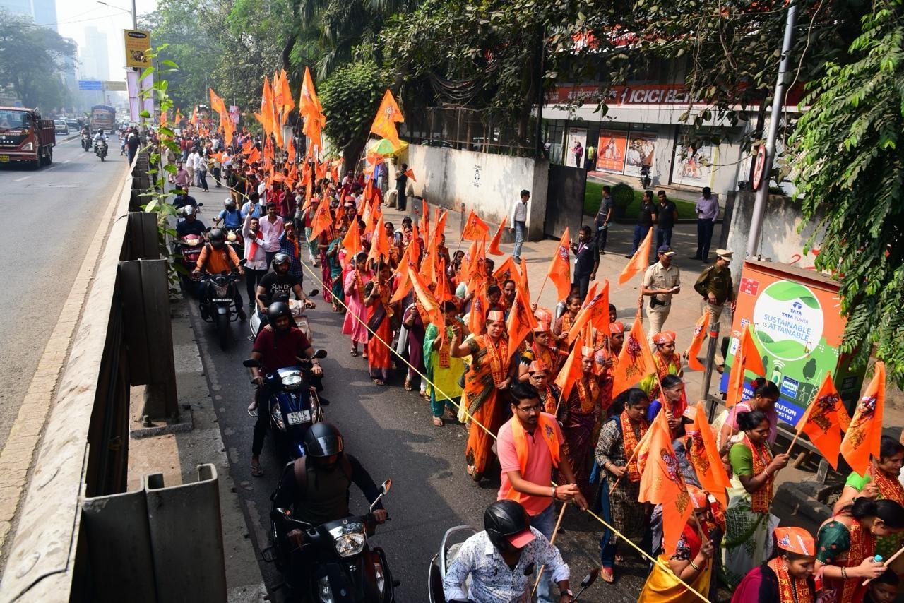 इसके अलावा सामाजिक कार्यकर्ता और फिल्म निर्माता स्मिता ठाकरे, विधायक कालिदास कोलंबकर, और निदर्शना रमेश गोवानी भी इस रैली का हिस्सा बनते दिखाई दिए. 