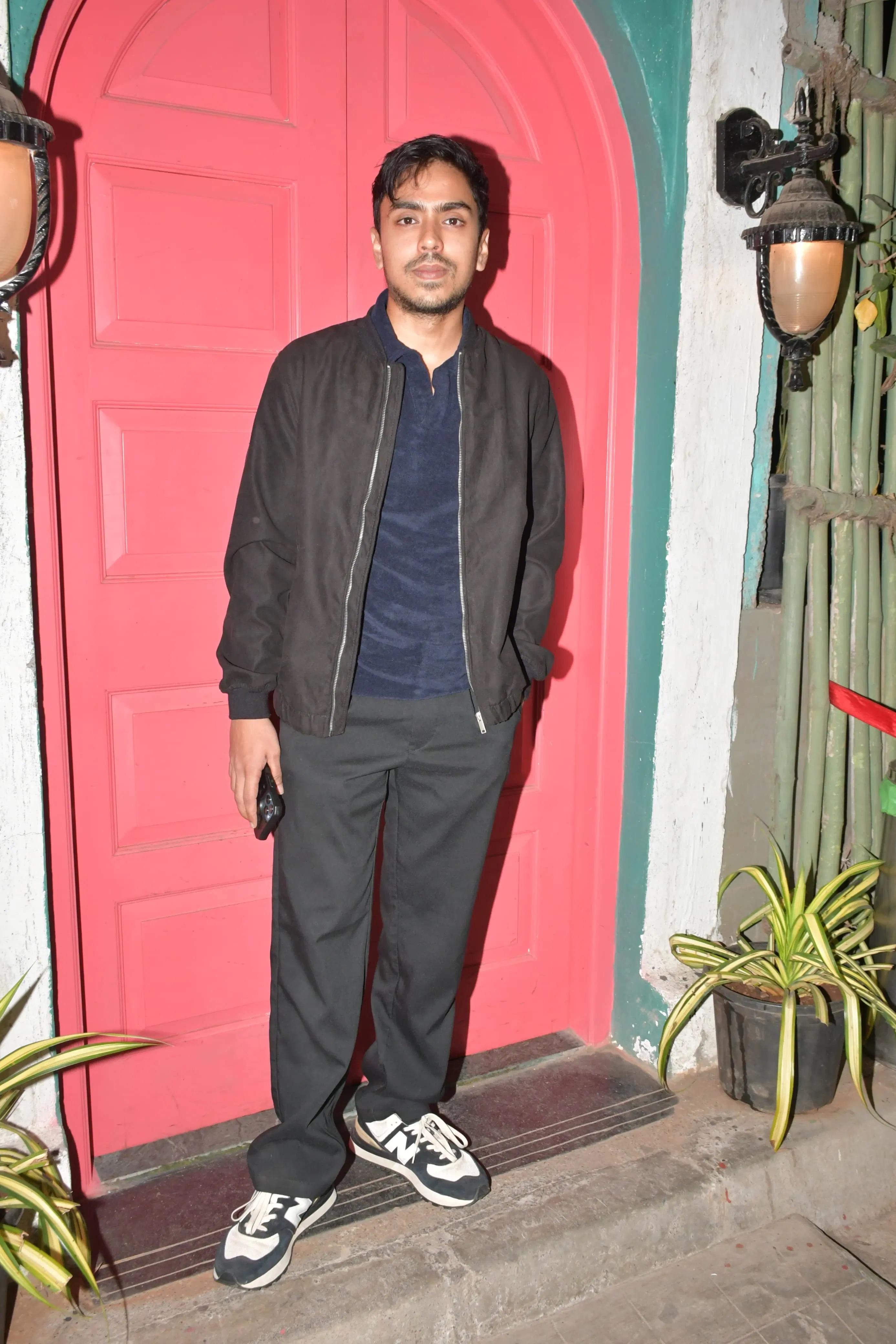  `खो गए हम कहां` में एक और किरदरा जोकि चर्चा में बना हुआ है वह है आदर्श गौरव. पार्टी में वह भी ब्लैक पैंट और स्नीकर्स के साथ ब्लू कलर की शर्ट में दिखाई दिए. 