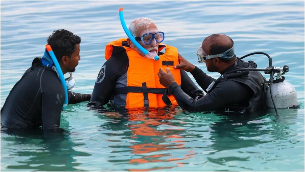 पीएम मोदी कोच्चि-लक्षद्वीप द्वीप समूह सबमरीन ऑप्टिकल फाइबर कनेक्शन का उद्घाटन करने और प्राथमिक स्वास्थ्य सुविधा और पांच मॉडल आंगनवाड़ी केंद्रों के नवीनीकरण की आधारशिला रखने के लिए 2 और 3 जनवरी को लक्षद्वीप में थे.