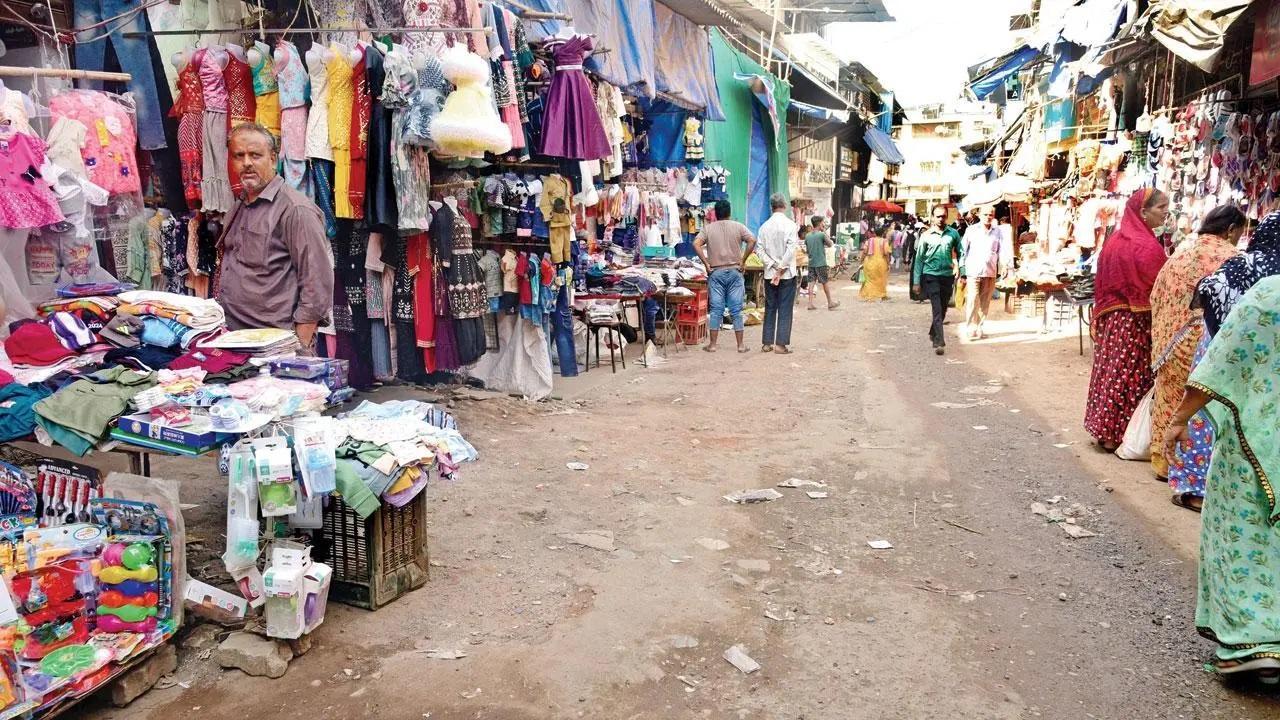 बीएमसी ने चीता कैंप में एमजीआर रोड और गणेश कीर्ति मंडल रोड पर बरसाती पानी के नाले की मरम्मत शुरू कर दी है. तस्वीर/अतुल कांबले