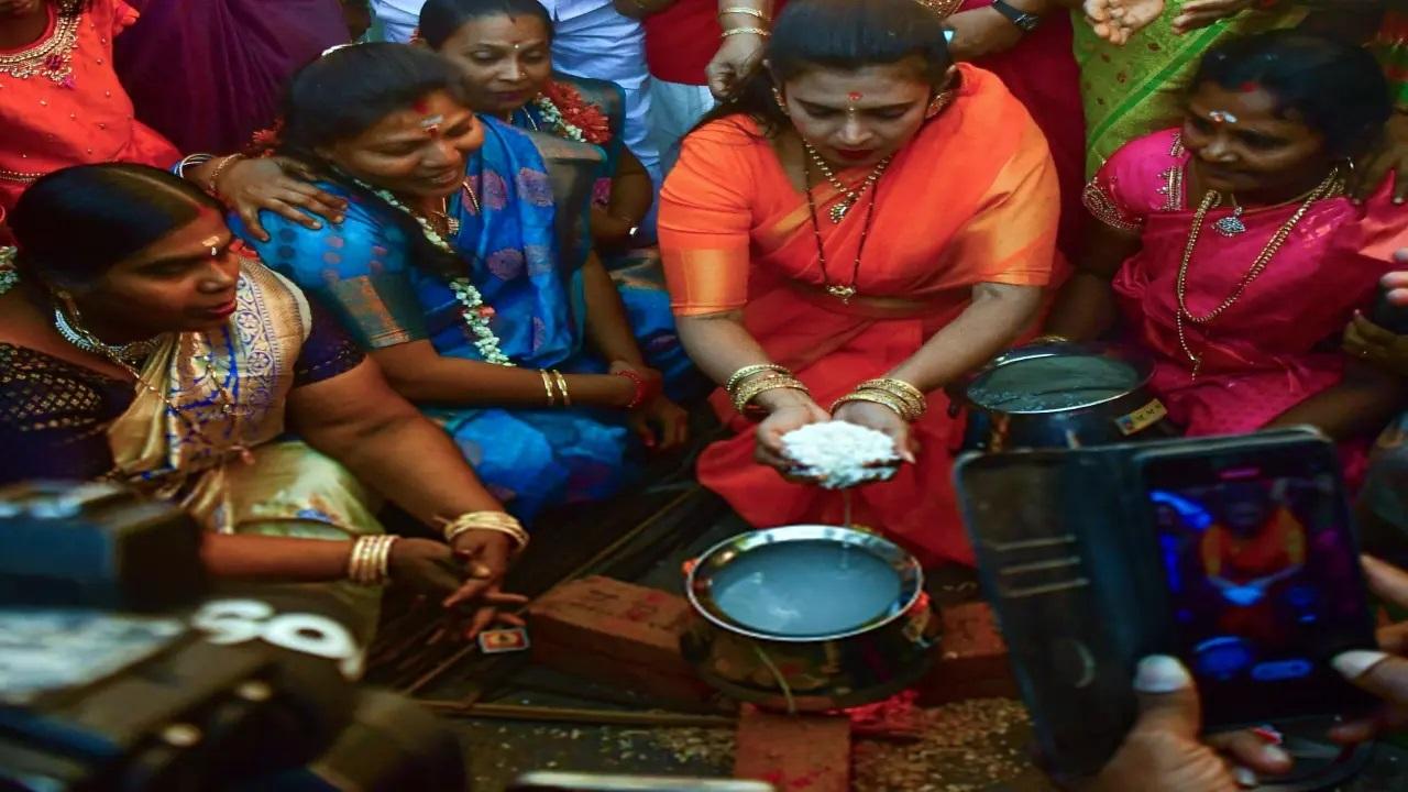 प्राचीन धर्मग्रंथों में सुबह की रस्म पर जोर दिया गया है, जिसमें सूर्योदय से पहले उठने, तिल के साथ स्नान करने और सूर्य को प्रार्थना करने, गायत्री मंत्र का जाप और अर्घ्य देने, सूर्य को जल चढ़ाने का सुझाव दिया गया है.