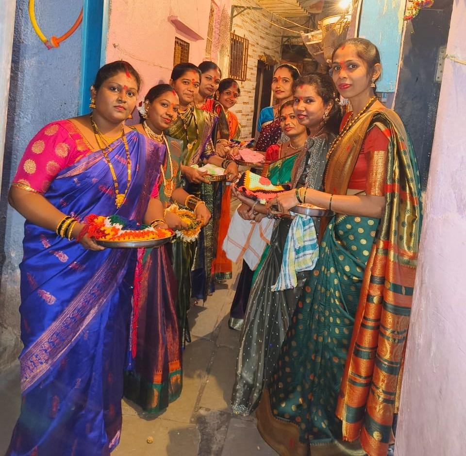 मकर संक्रांति को आध्यात्मिक अभ्यास या ध्यान के लिए एक अनुकूल समय बनाता है, जो `चैतन्य` नामक ब्रह्मांडीय बुद्धिमत्ता से घिरा हुआ है.