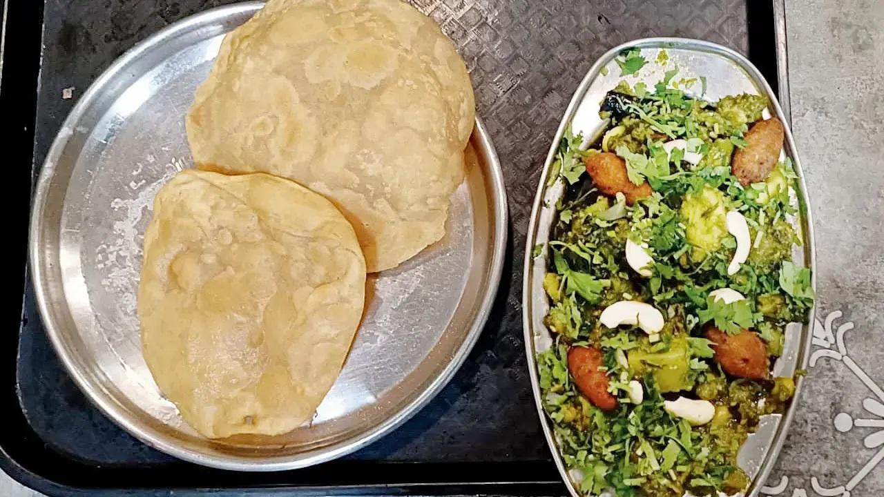 मकर संक्रांति सीज़न में काठियावाड़ी शैली के लिए जाना जाने वाला ट्रेडिशनल खाना सब खाना पसंद करते हैं. आप अपने मेनू में पूड़ी और उंधियू, चूरमे का लड्डू, श्रीखंड, बाजरे की रोटी का चूरमा और पूरन पोली को शामिल कर सकते हैं.