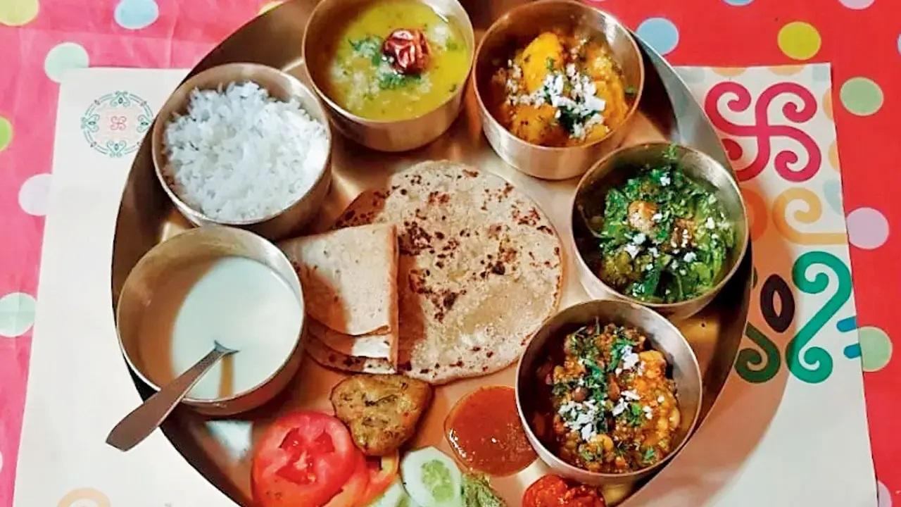 लोनावाला में एक पुरानी गुजराती हवेली की यह रसोई मकर संक्रांति के विशेष भोजन के लिए अपनी थाली में कई व्यंजन ला रही है. सेवैया खीर, सेव खमनी, वॉन्टन, मिनी उंधियू, पनीर कढ़ाई और अन्य व्यंजनों में से चुनें.