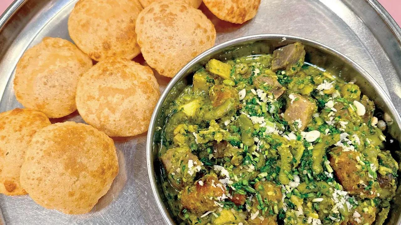 इस भोजनालय में गुजरात की सुगंध का आनंद लें, जो क्लासिक सुरती उंधियू और अददिया के साथ-साथ अन्य पारंपरिक व्यंजनों और मिठाइयों की एक श्रृंखला परोसने का वादा करता है, जो उनकी मकर संक्रांति-विशेष थाली में शामिल हैं.