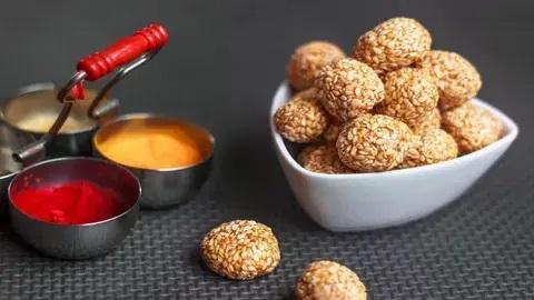 उत्सव की विशेष मिठाइयों और नाश्ते आपके दिन को काफी खास बना देते हैं.