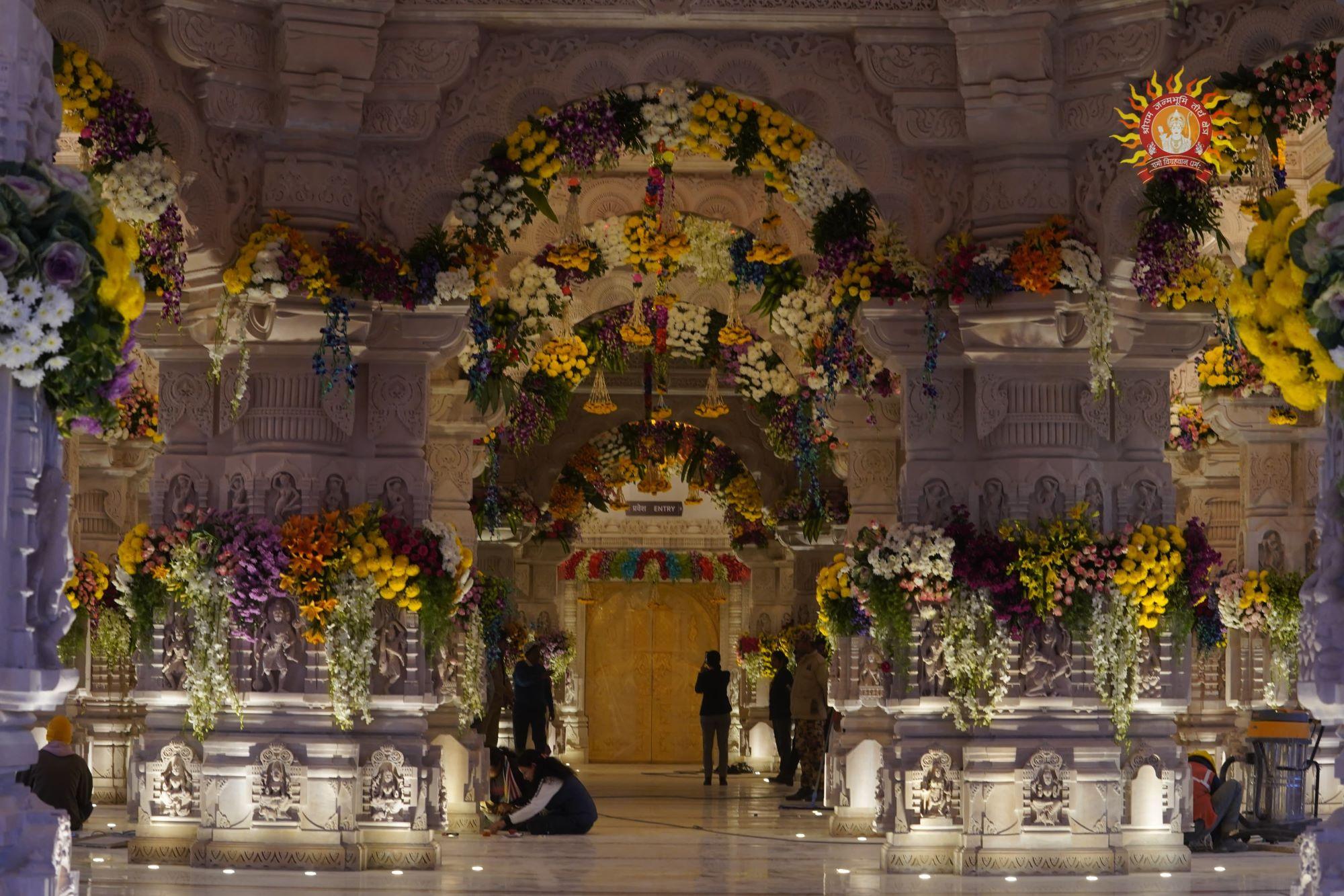 राम भक्त अपनी अपनी आस्था और श्रद्धा से खुशियां मना रहे हैं.