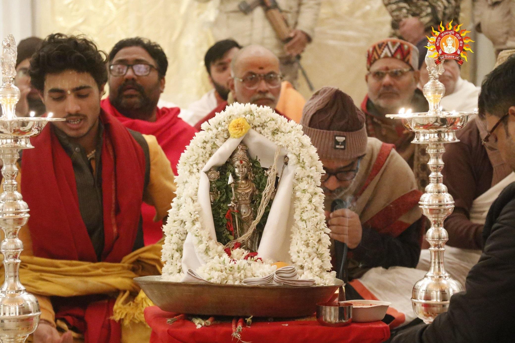 मंदिर प्रांगण में हुआ श्री रामलला का अभिषेक.