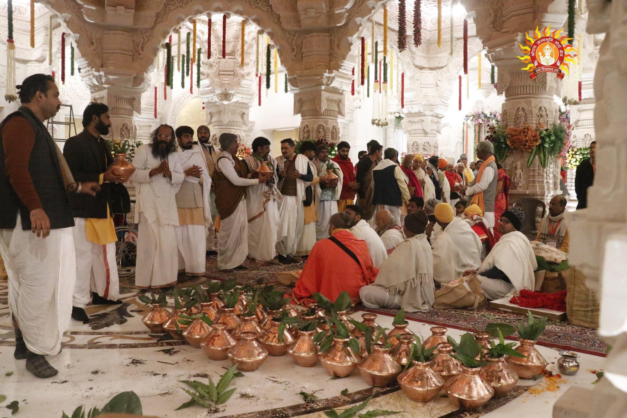 इसके अलावा रामलला की मूर्ति का 81 अलग-अलग जलों से अभिषेक किया गया है.