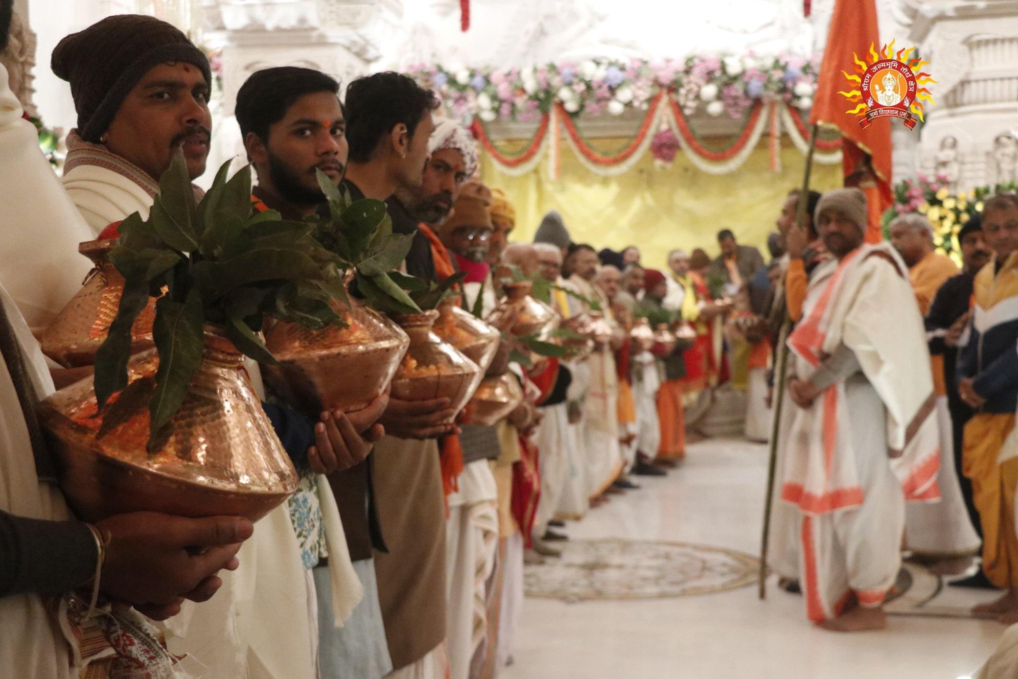 श्री रामलला सरकार प्राण प्रतिष्ठा अनुष्ठान में स्थापित देवताओं का दैनिक पूजन हुआ.