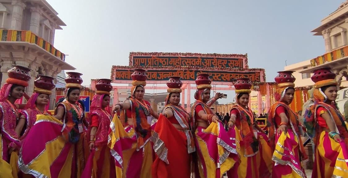 अयोध्या नगरी में सुबह से ही सांस्कृतिक कार्यक्रम हो रहे हैं. इसके लिए महिलाएं पारंपरिक परिधानों में दिखीं.