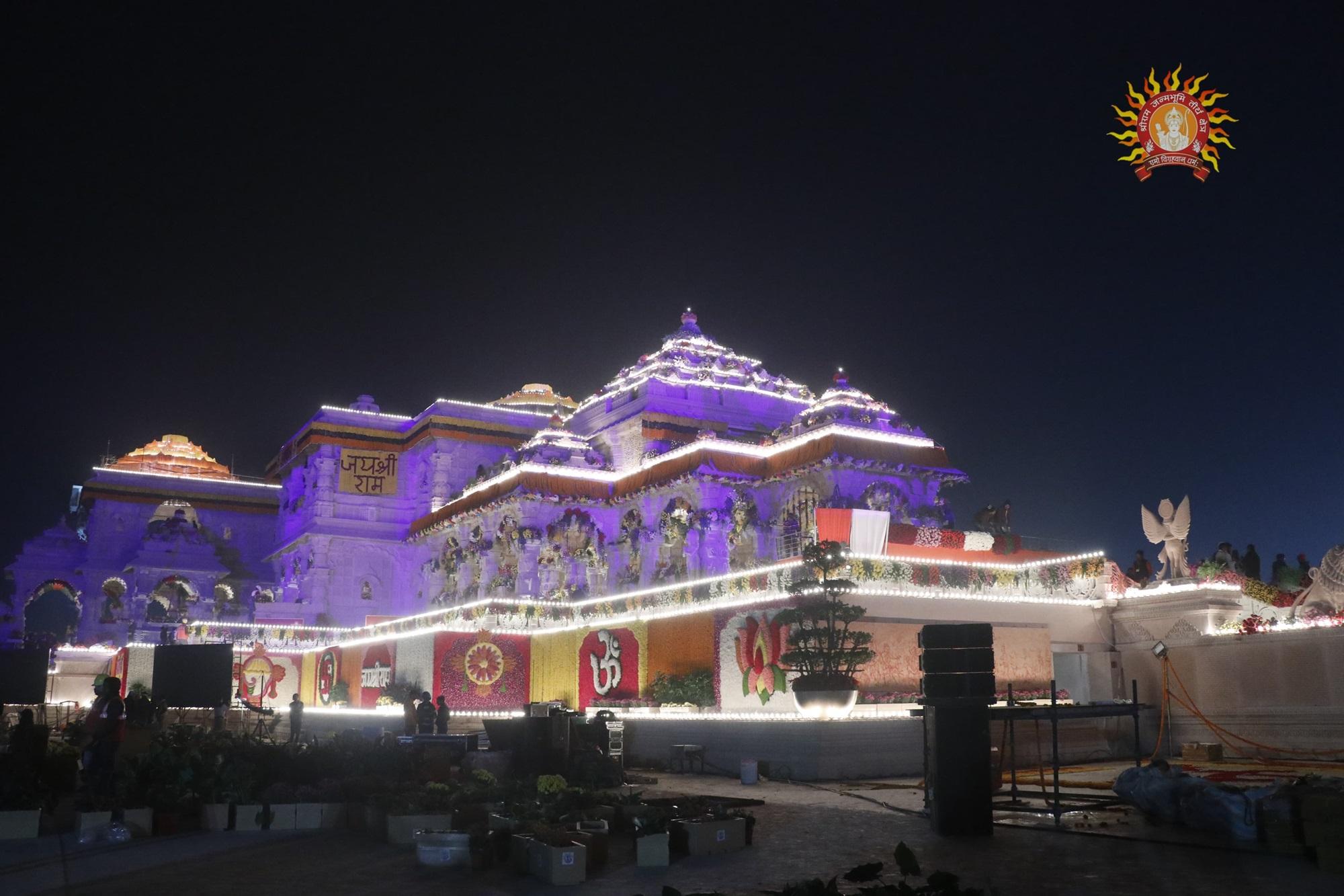 अयोध्या में तैयार हुआ श्री राम का भव्य मंदिर रात के उजाले में भी बहुत आकर्षक प्रतीत हो रहा था.