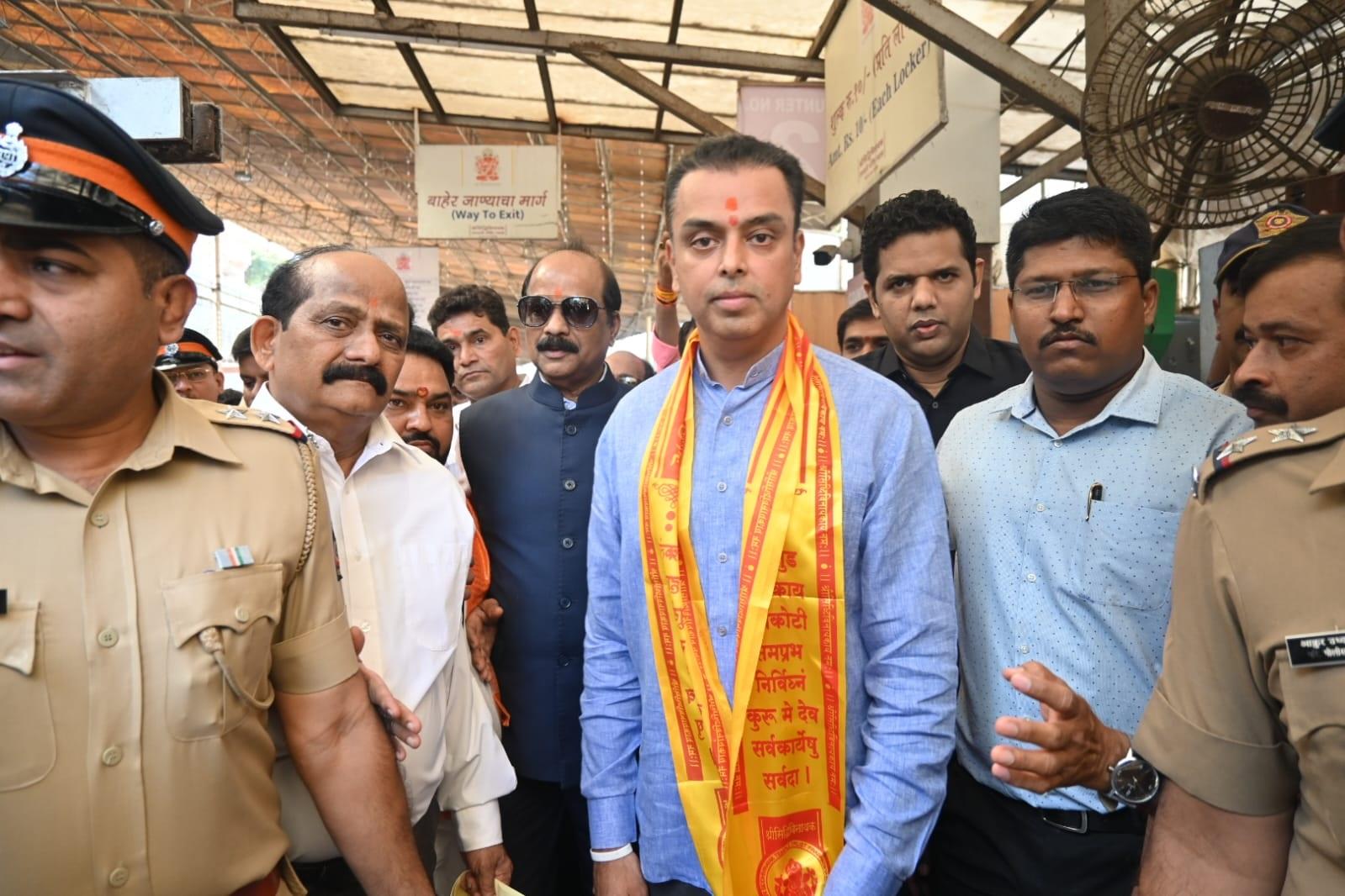 वह मुंबई प्रदेश कांग्रेस कमेटी के पूर्व अध्यक्ष भी थे. उन्होंने मुंबई दक्षिण लोकसभा क्षेत्र पर शिवसेना (यूबीटी) द्वारा दावा करने पर भी नाराजगी व्यक्त की, जिसका देवड़ा ने पहले प्रतिनिधित्व किया था.