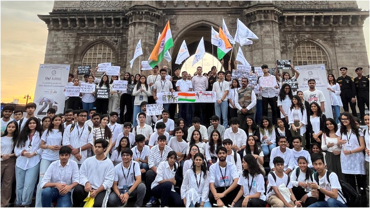 26/11 हमले के शहीदों को श्रद्धांजलि देने के लिए, टीम क्षितिज ने रोटरी क्लब ऑफ मुंबई सिटी के साथ मिलकर 26 नवंबर 2023 को एनएसजी ब्लैक कैट कमांडो और मुंबई पुलिस के साथ गेटवे ऑफ इंडिया पर एक कैंडल मार्च का आयोजन किया. टीम होराइजन के सभी सदस्य शहर के लिए अपने जीवन का बलिदान देने वाले बहादुर नायकों की याद में सफेद कपड़े पहनकर कार्यक्रम स्थल पर एकत्र हुए. यहां मोमबत्तियां बांटी गईं और तख्तियां रखी गईं. उनके साहस के मूक गीत हर किसी के दिल को छू गए. समीर वानखेड़े गेटवे ऑफ इंडिया पर दूसरी टीम में शामिल हुए.