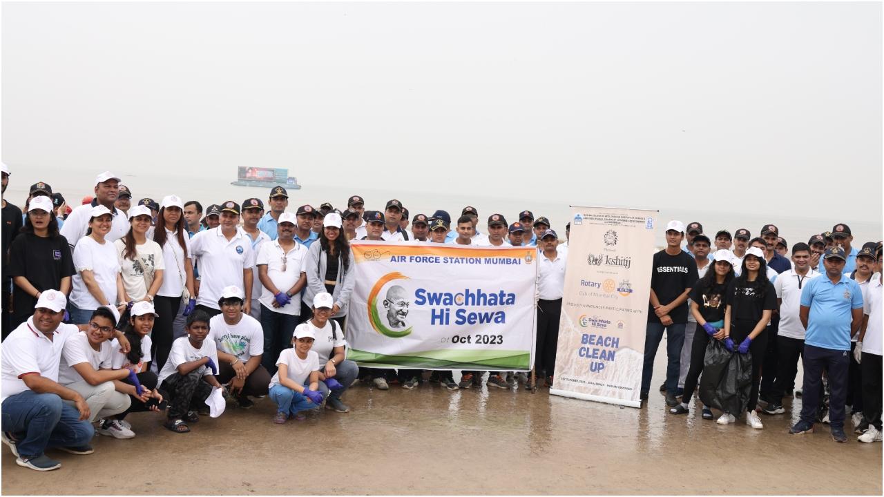 `स्वच्छता ही सेवा` नारे के साथ टीम क्षितिज ने 1 अक्टूबर, 2023 को जुहू बीच पर सफाई अभियान का आयोजन किया. कार्यक्रम का आयोजन रोटरी क्लब ऑफ मुंबई के सहयोग से किया गया था. कार्यक्रम की खास बात यह थी कि वायु सेना, पुलिस और सीआईएसएफ अधिकारियों ने इस कार्यक्रम में भाग लिया और इस नेक काम में अपना समर्थन दिया.