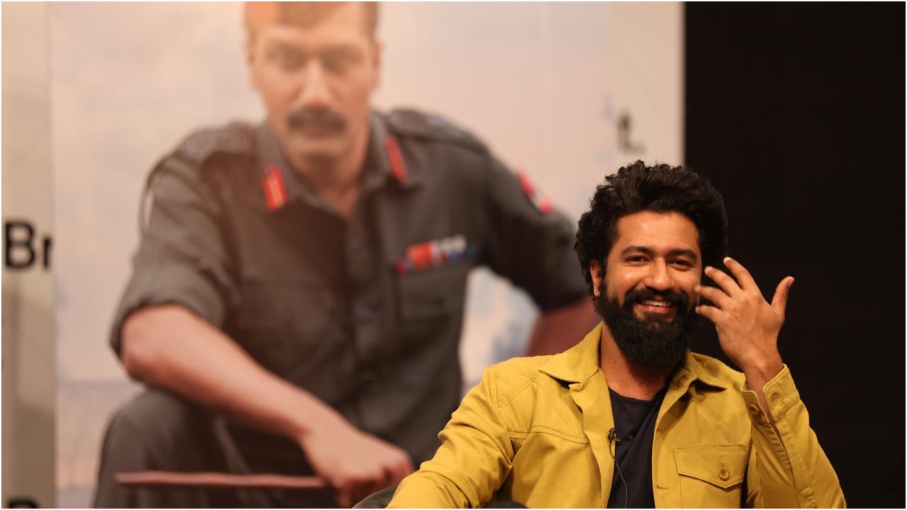 दर्शक अपने पसंदीदा स्टार की एक झलक पाने के लिए बेसब्री से इंतजार कर रहे थे और जयकारों और तालियों के बीच विक्की कौशल ने प्रवेश किया और तुरंत कमरे को उत्साह से भर दिया.