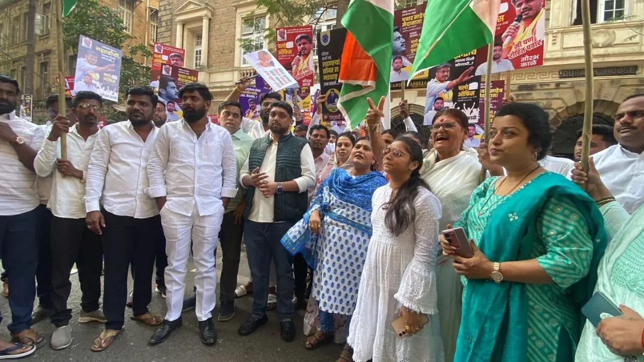 प्रवर्तन निदेशालय (ED) के ऑफिस में बाहर रोहित पवार का समर्थन करते हुए कई कार्यकर्ता दिखाई दिए.