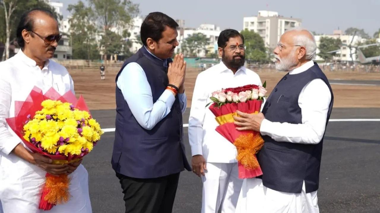 पीएम मोदी के स्वागत के लिए महाराष्ट्र के सीएम एकनाथ शिंदे के साथ-साथ डिप्टी सीएम देवेंद्र फड़णवीस और अजित पवार भी मौजूद रहे.