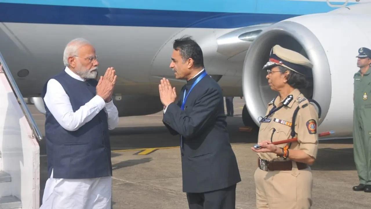 पीएम मोदी के स्वागत के लिए महाराष्ट्र के मुख्य सचिव नितिन करीर और पुलिस महानिदेशक रश्मी शुक्ला भी मौजूद रहीं. 