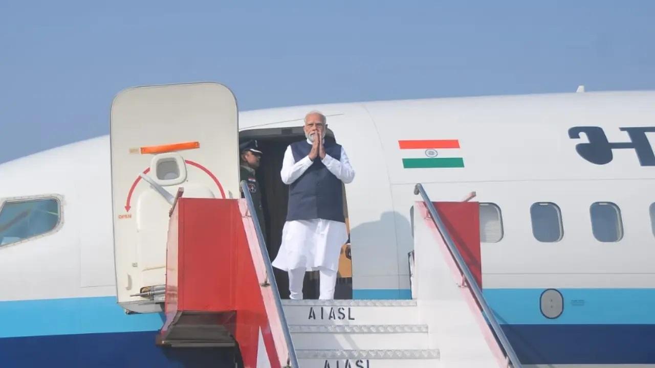 पीएम मोदी आज सुबह महाराष्ट्र पहुंचे और एमटीएचएल के उद्घाटन समारोह के लिए दोपहर को मुंबई के लिए उड़ान भरेंगे. 