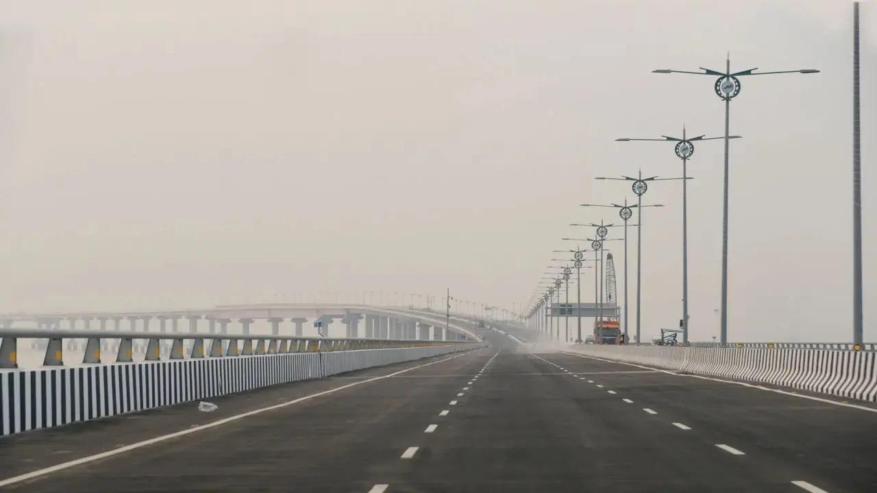 एमटीएचएल का उद्घाटन समारोह जिसे `अटल सेतु` के नाम से भी जाना जाता है. इसका नाम पूर्व प्रधान मंत्री अटल बिहारी वाजपेयी के नाम पर रखा गया है. 
