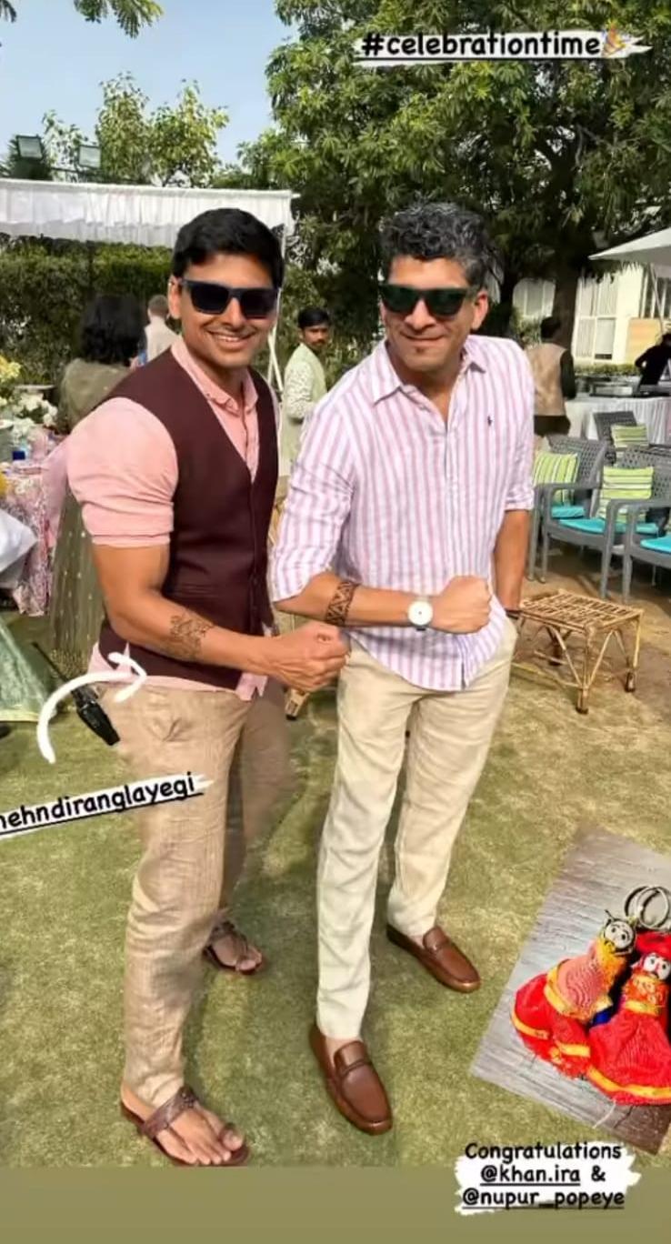 मेहंदी के दौरान नूपुर भी इंज्वाय करते दिख रहे हैं.