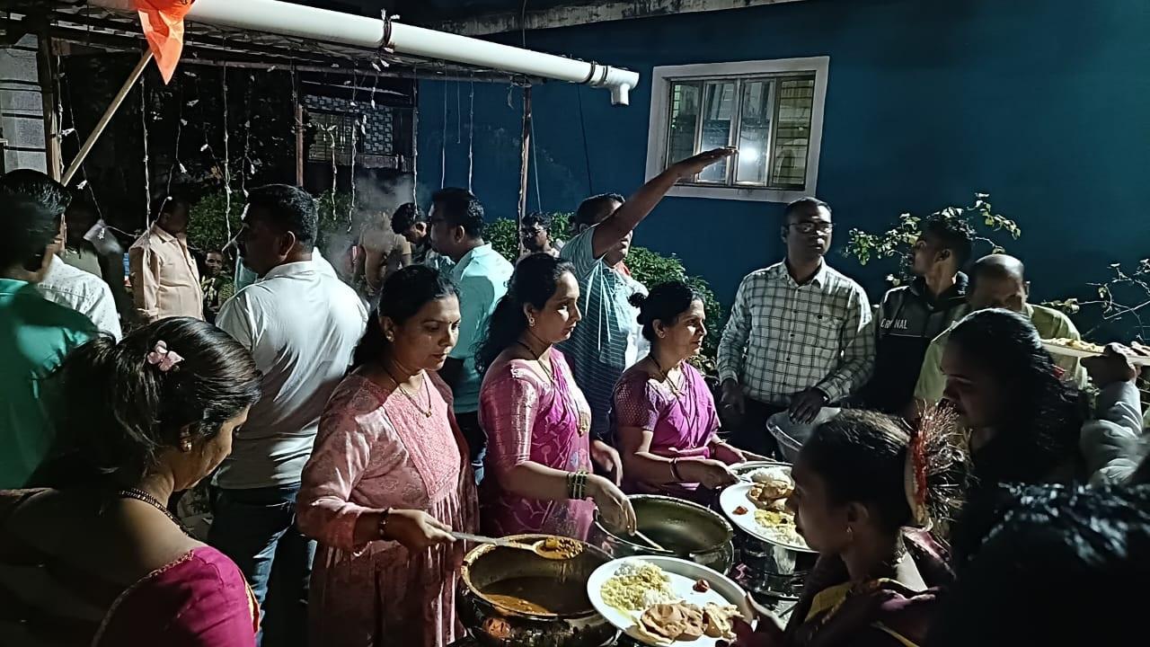 इस दौरान ओम साई पदयात्रा मंडल की तरफ से भंडारा का भी आयोजन किया गया था. 