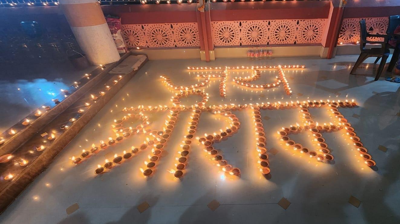 रंगोली निकलने के साथ-साथ महिलाओं ने दिए जलाकर भगवान राम को भक्तिभाव के साथ याद किया.  