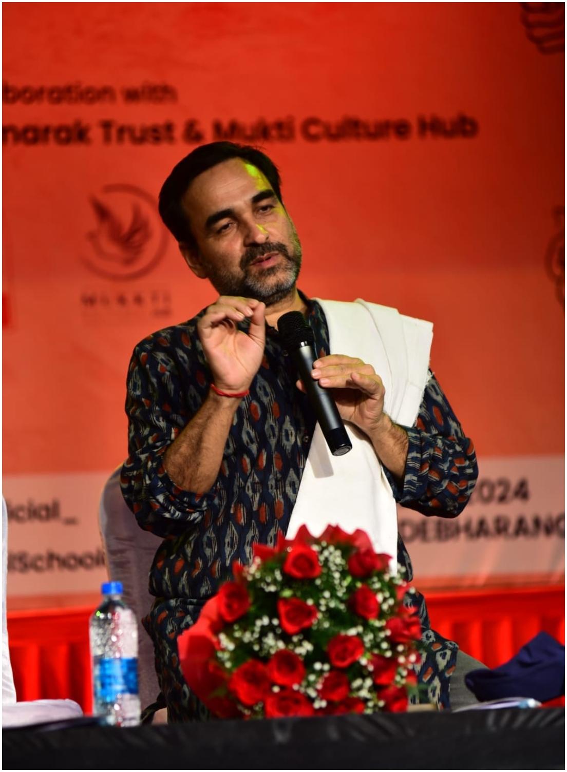 इस कार्यक्रम में एनएसडी सोसाइटी के चेयरपर्सन पद्मश्री परेश रावल, पंकज त्रिपाठी और स्मिता ठाकरे भी मौजूद थे.