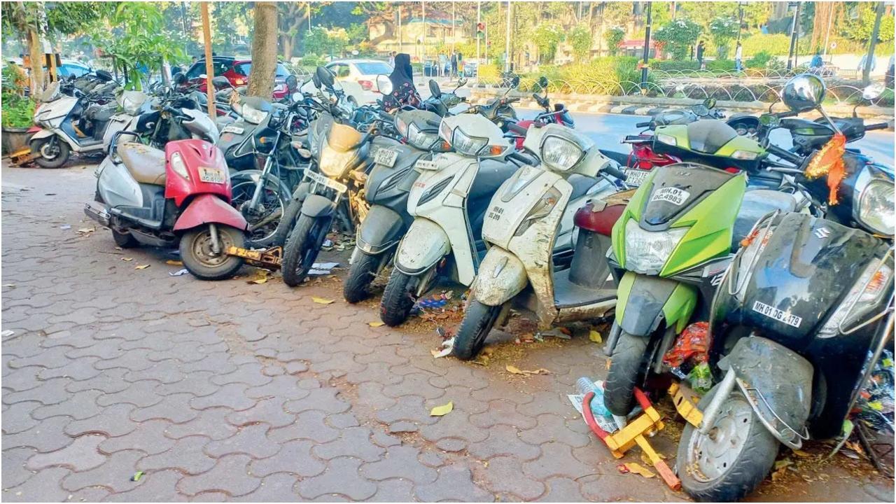गुरुवार को दक्षिण मुंबई के आज़ाद मैदान में वाहनों को फुटपाथ से हटाया गया. तस्वीर/प्रसून चौधरी