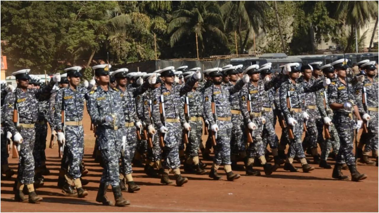 मुंबई में गणतंत्र दिवस परेड में राज्य रिजर्व पुलिस बल, दंगा नियंत्रण पुलिस, सीआरपीएफ, स्कूल दस्ते आदि भी हिस्सा लेते हैं.