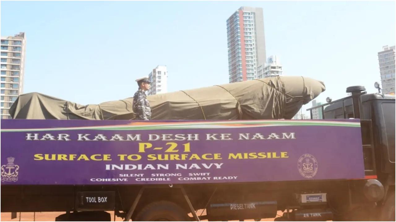 गणतंत्र दिवस परेड में कई राज्य और राष्ट्रीय गणमान्य व्यक्ति शामिल होते हैं और भारत के राष्ट्रपति राष्ट्रीय ध्वज फहराते हैं, राष्ट्रगान बजाया जाता है और भारतीय सेना द्वारा 21 तोपों की सलामी दी जाती है.