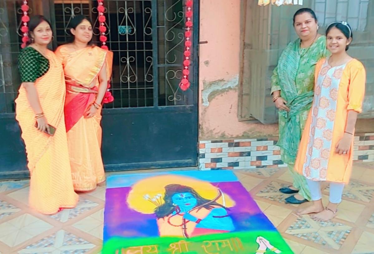 इस दौरान आर्य पंडित ने भगवान शिव की रंगोली निकाल के सभी को चौका दिया. 