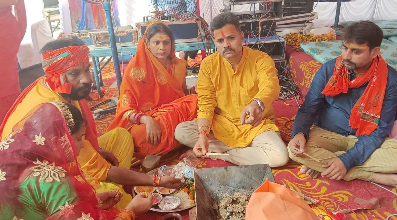 अयोध्या के एक भव्य मंदिर में रामलला की मूर्ति स्थपित की हैं. 