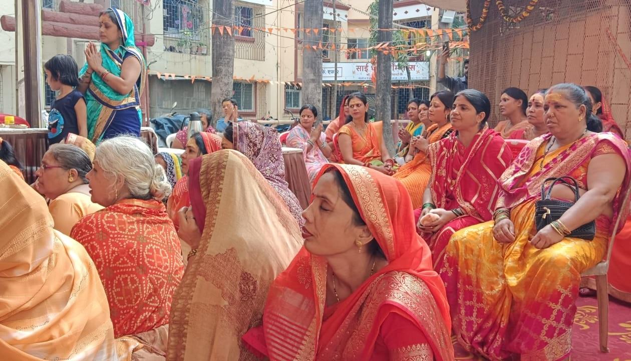 आपको बता दें, रामलला की प्राण प्रतिष्ठा के दौरान पीएम मोदी के अलावा आरएससए प्रमुख मोहन भागवत और यूपी के मुख्यमंत्री योगी आदित्यनाथ भी दिखाई दिया. 