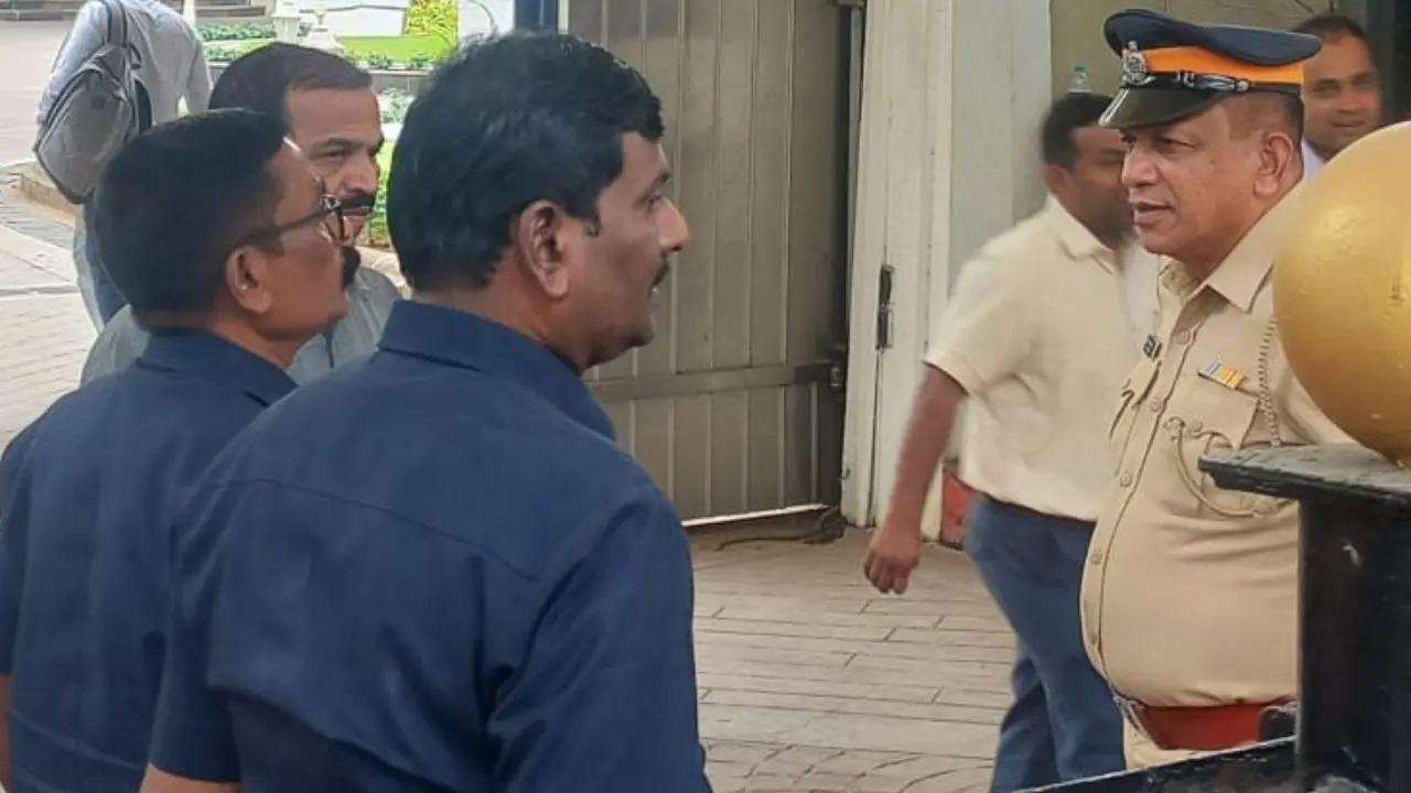 इन घटनाक्रमों के बीच, जनता सस्पेंस में है और एक ऐसे फैसले का इंतजार कर रही है जो न केवल राज्य के राजनीतिक भविष्य को प्रभावित करेगा बल्कि प्रक्रिया की पारदर्शिता और निष्पक्षता पर भी सवाल उठाएगा.